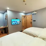 Greentree Inn Shanghai Xujiahui Yishan Subway Station Express Hotel