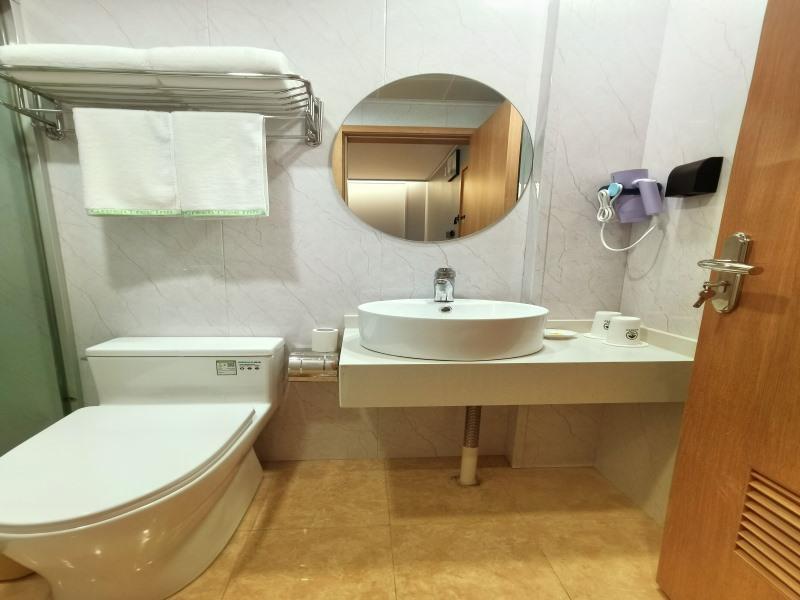 Greentree Xujiahui Yishan Subway Station Express Hotel 3*